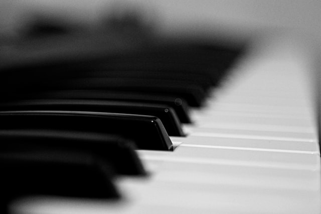keyboard-piano-pro-music-freiberg-unsplash